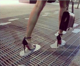 <p>Aquí podemos ver otra propuesta inteligente para las mujeres que usan tacones en la ciudad. ¿No sería genial que en las alcantarillas existieran estas pisadas para evitar un accidente? Sin duda, evitarían muchos problemas. Foto: Instagram.com/aliciabishadoo </p>