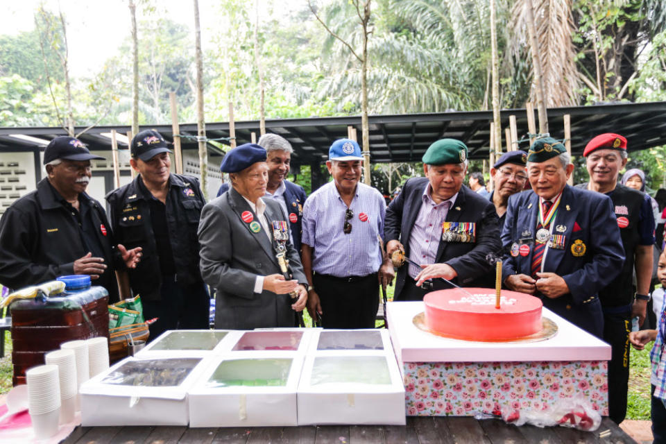 Lieutenant General (Rtd) Datuk Seri Zaini Mohamad Said participates in the human library event at Taman Tugu Negara in Kuala Lumpur September 8, 2019. ― Picture by Ahmad Zamzahuri