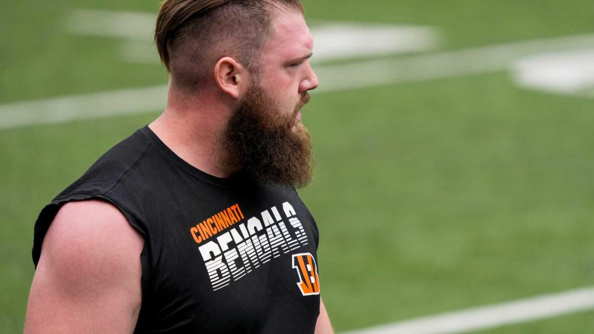 Cincinnati Bengals' Jonah Williams, left, participates in a drill against D'Ante  Smith, right, during NFL football practice in Cincinnati, Tuesday, Aug. 10,  2021. (AP Photo/Aaron Doster Stock Photo - Alamy