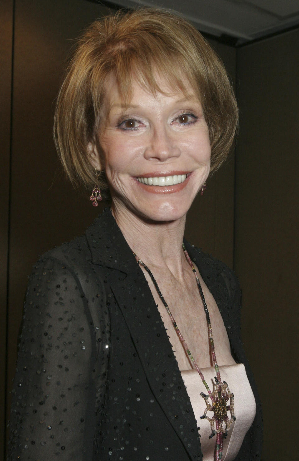 CORRECTS DATE OF PHOTO TO 2005 FILE - This Sept. 19, 2005, file photo shows Mary Tyler Moore at the 26th Annual News and Documentary Emmy Awards ceremony in New York. Moore died Wednesday, Jan. 25, 2017, at age 80. (AP Photo/Tina Fineberg, File)