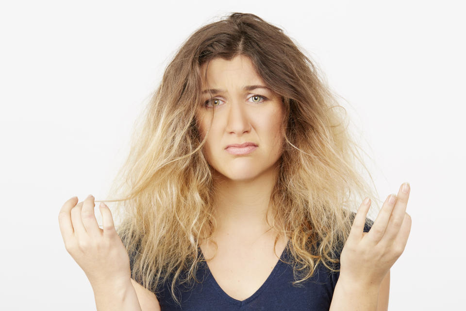 No es recomendable hacernos decoloración en casa si no tenemos el conocimiento ni noción de colorimetría porque es un procedimiento agresivo tanto para el cabello como para el cuero cabelludo. (Getty Creative)