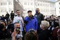 <p>La polizia ha effettuato diverse cariche quando i manifestanti hanno tentato di forzare il cordone delle forze dell'ordine. Tra i manifestanti che hanno dato vita al sit in davanti alla Camera si sarebbero infiltrati diversi gruppi di estremisti con l'obiettivo di strumentalizzare il disagio sociale e far salire la tensione. E' la lettura che arriva da fonti investigative che in queste ore stanno ricostruendo quanto avvenuto in piazza Montecitorio. (Foto Cecilia Fabiano/ LaPresse)</p> 