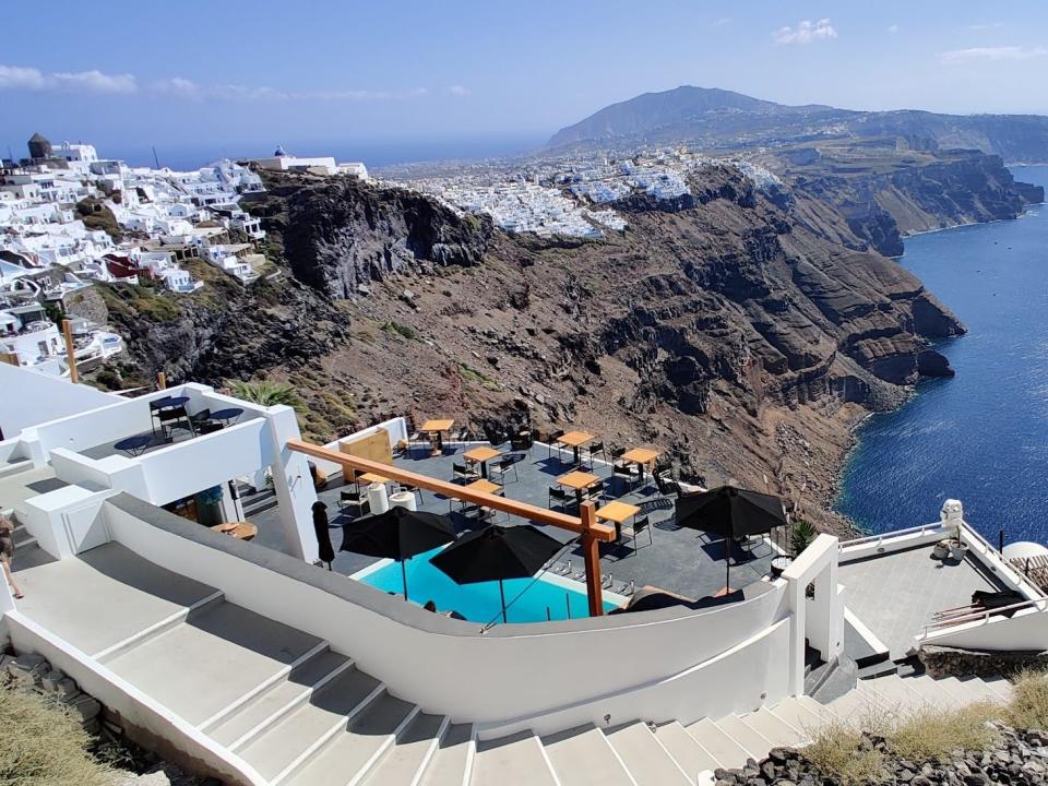 picture of Santorini, greece with white houses on the cliffside overlooking the blue ocean