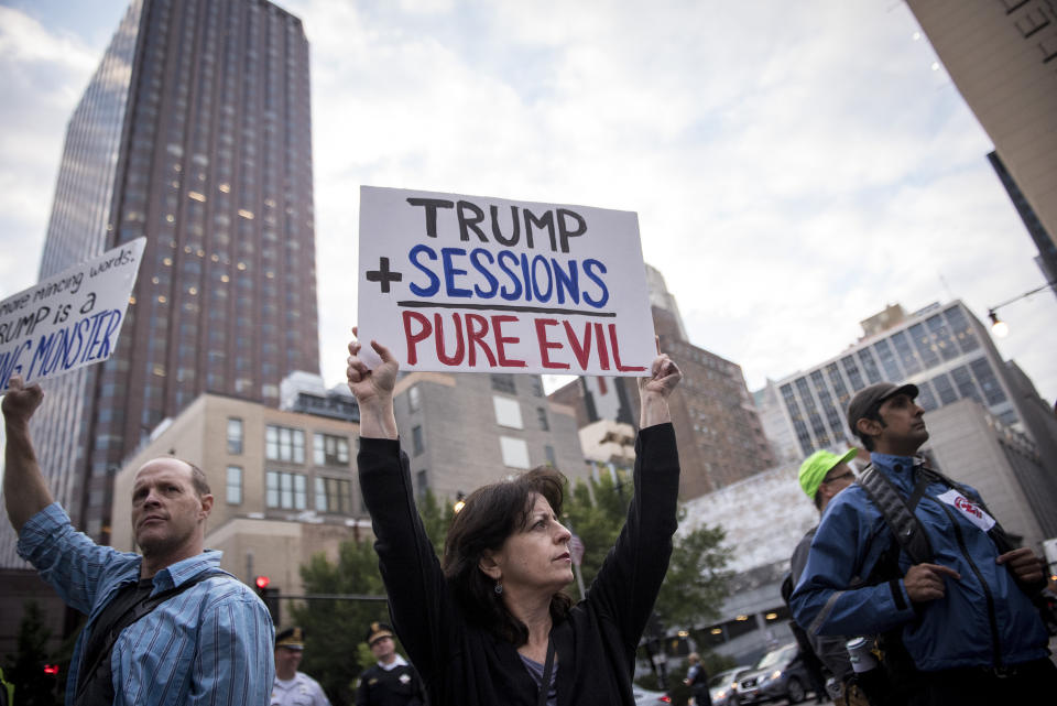 Demonstrators in front of the U.S. Immigration and Customs Enforcement headquarters while protesting the end of the Deferred Action for Childhood Arrivals program in Chicago on Sept. 5, 2017.&nbsp; (Photo: Christopher Dilts/Bloomberg via Getty Images)