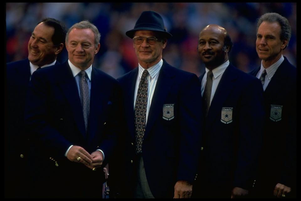 Dallas Cowboys owner Jerry Jones (second from left) fired longtime Cowboys coach Tom Landry (third from left) in 1989. It was a messy breakup that stuck with Jones for a long time. (Photo by John Biever/Sports Illustrated via Getty Images)