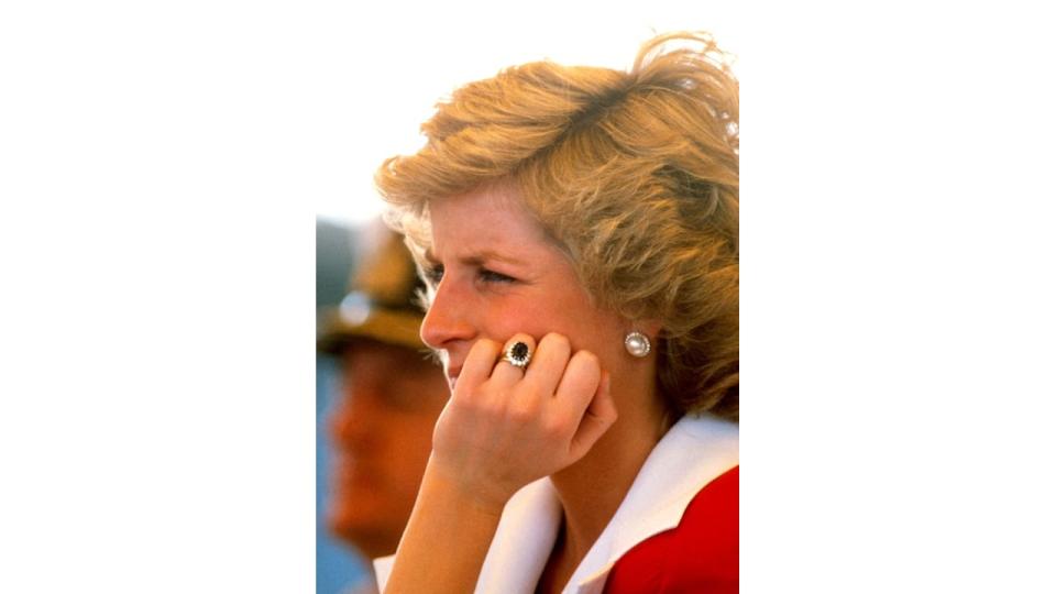 Princess Diana wearing her sapphire engagement ring