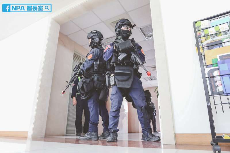 特警以全副武裝之姿，攜帶長短槍、防彈盾牌等裝具，進入室內逐一搜索。（取自NPA署長室臉書）