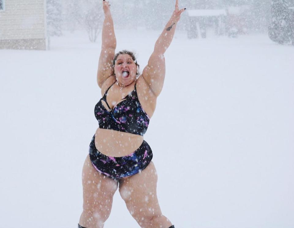 Plus-size blogger Leah Stanley went out during Winter Storm Stella in her bikini for a really powerful reason.