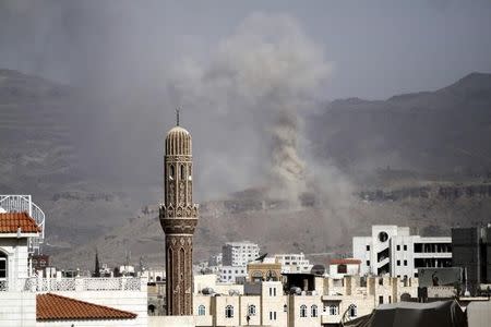 Smoke rises during an air strike on an army weapons depot on a mountain overlooking Yemen's capital Sanaa September 5, 2015. REUTERS/Mohamed al-Sayaghi