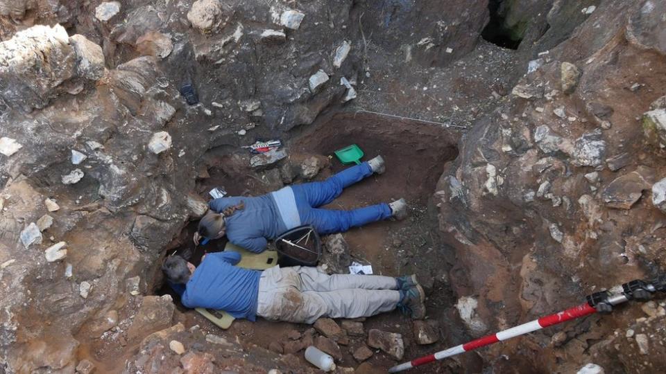 Dos personas excavan en Drimolen, cerca de Johannesburgo