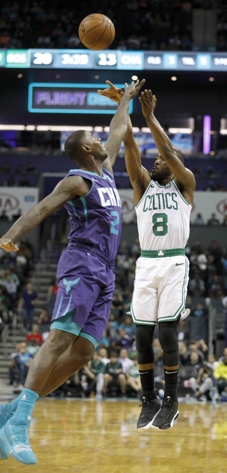 Kemba Walker, de los Celtics de Boston, dispara por encima de Marvin Williams, de los Hornets de Charlotte, en la primera mitad del juego del jueves 7 de noviembre de 2019, en Charlotte, Carolina del Norte. (AP Foto/Bob Leverone)