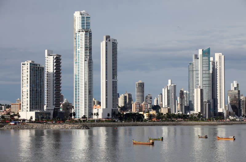 <b>8.Panama</b><br><br> Nel 2012 era nona, oggi è ottava, con 56 punti. In questa città che si estende lungo la costa pacifica, un litro di <b>benzina verde</b> costa 1,15 dollari. <br>Una cifra accettabile per fare il pieno e scorrazzare tra centro e città vecchia, e magari raggiungere il nord est della metropoli per ammirare l'ingresso del traffico sul canale di Panama, tra i <b> passaggi marittimi</b> più frequentati della terra.