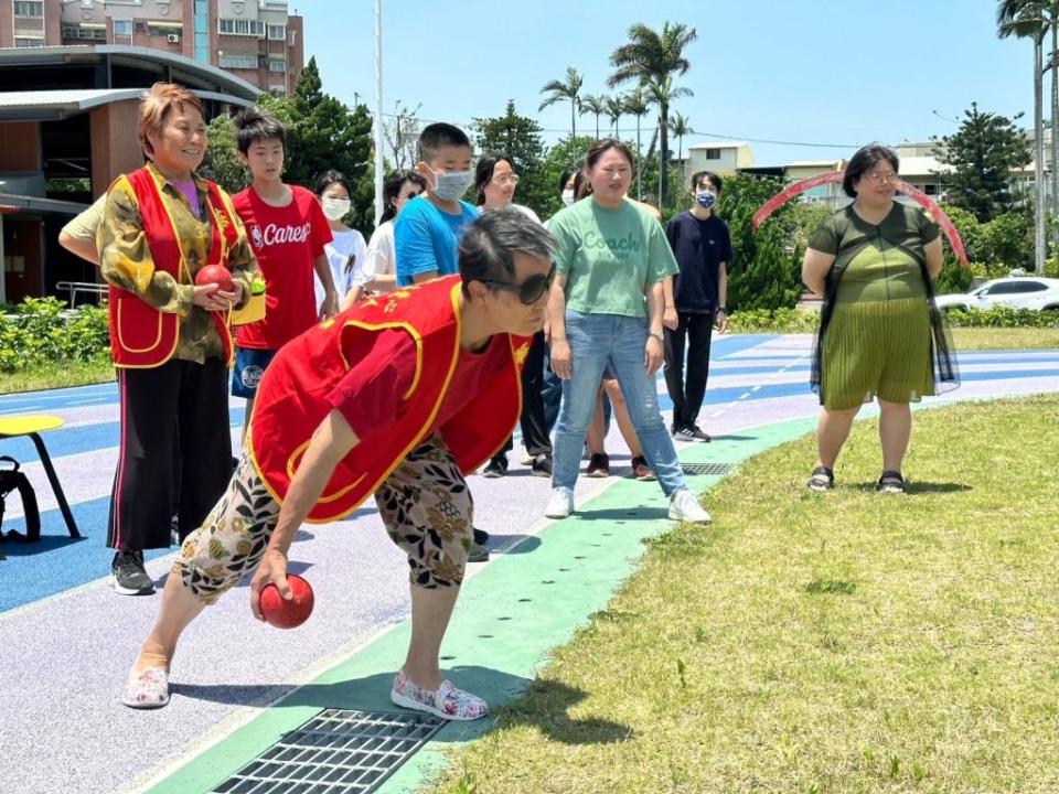 寶山國中同學以滾球運動，和華山周奶奶互動共享快樂時光。（圖/記者黃溎芬翻攝）