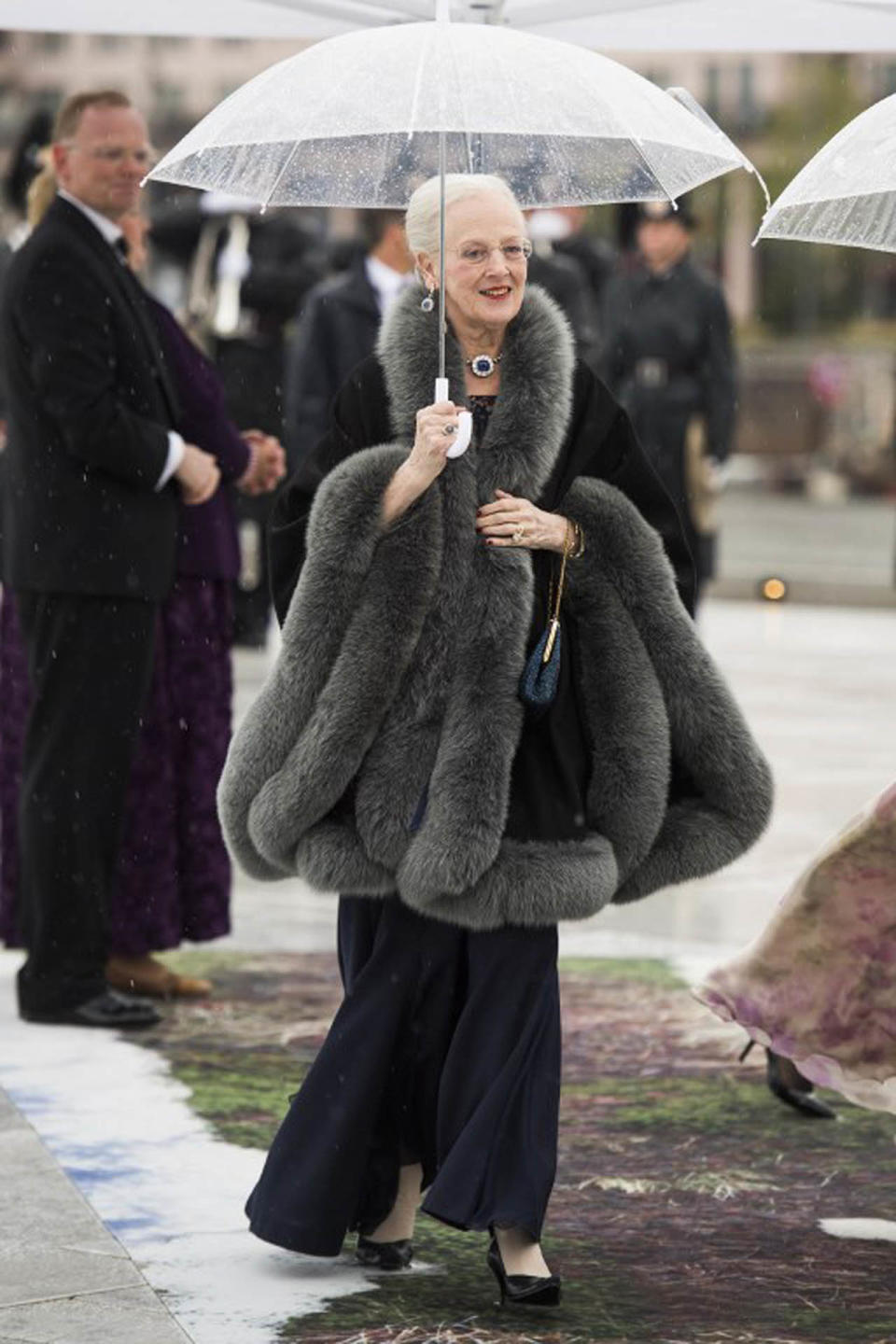 Zum 80. Geburtstag von König Harald und Königin Sonja von Norwegen durfte ihr Outfit etwas mondäner ausfallen. Vor allem der Mantel mit Pelzkragen und XXL-Schlagärmeln war ein waschechter Hingucker. (Bild-Copyright: Nesvold, Jon Olav/NTB scanpix/AFP)
