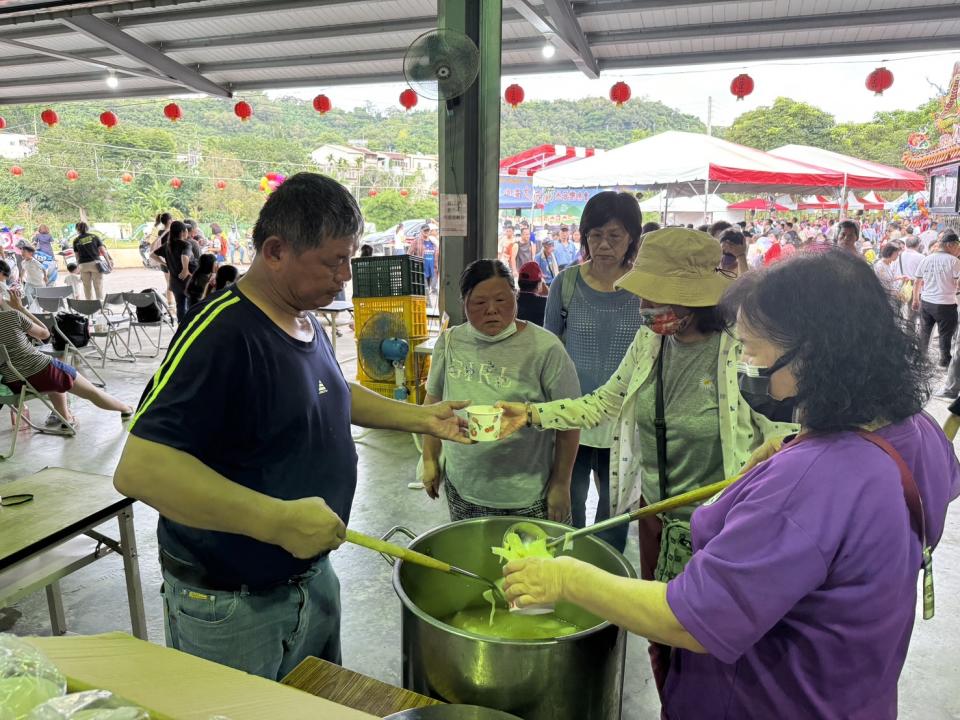 ▲現場提供黃金玉冷筍湯供民眾品嚐。(圖/台中市政府提供)