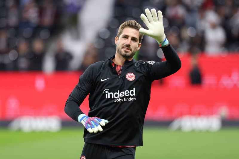 Eintracht Eintracht goalkeeper Kevin Trapp waves during the German Bundesliga soccer match between Eintracht Frankfurt and 1. FC Heidenheim at Deutsche Bank Park. Jürgen Kessler/dpa