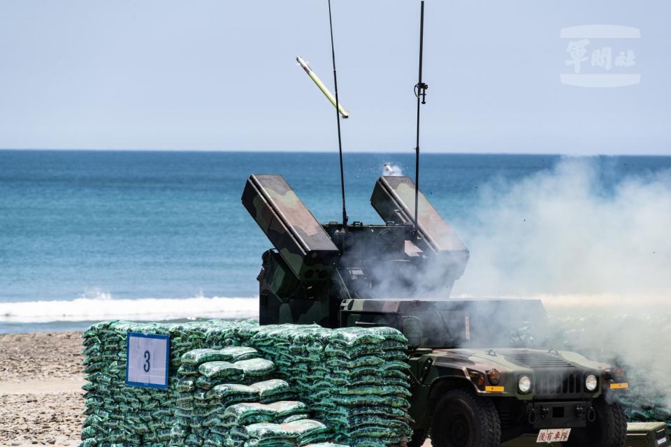 台灣陸軍的復仇者防空系統，即為車載型刺針飛彈，具有高度機動能力，但其部署靈活度以及隱密性，不如肩射型刺針飛彈。圖為2023年度國軍神弓操演中復仇者飛彈車發射刺針飛彈。軍聞社。