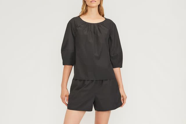 <p>Everlane</p>