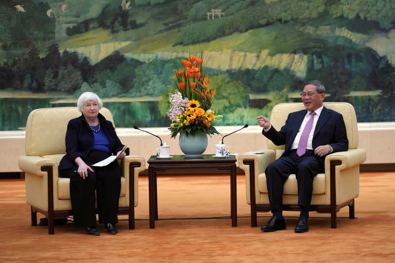 La secretaria del Tesoro de Estados Unidos, Janet Yellen, se reúne con el primer ministro chino Li Qiang en el Gran Salón del Pueblo en Pekín, China