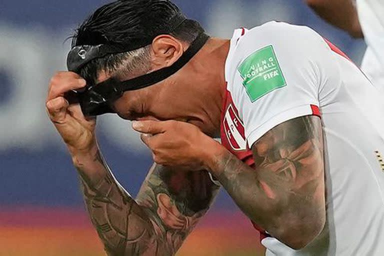 Lapadula se toma el rostro, tras el rodillazo de anoche del venezolano Tomás Rincón