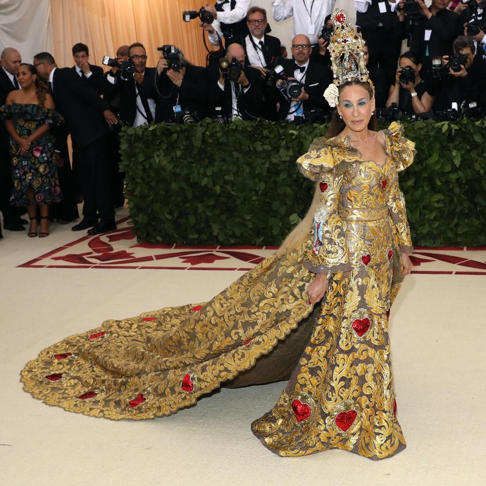 Sarah Jessica Parker is know for her forward-thinking fashion & she never disappoints when it comes to her looks on the Met Gala red carpet.