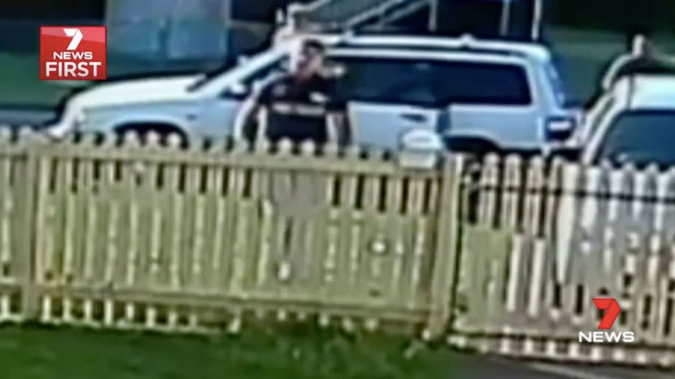 A man approaches the house with three mates behind him, all armed with weapons. Source: 7 News