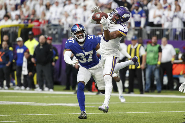 MINNEAPOLIS, MN - DECEMBER 24: The New York Giants offense breaks huddle  during a game between the Minnesota Vikings and New York Giants on December  24, 2022, at U.S. Bank Stadium in