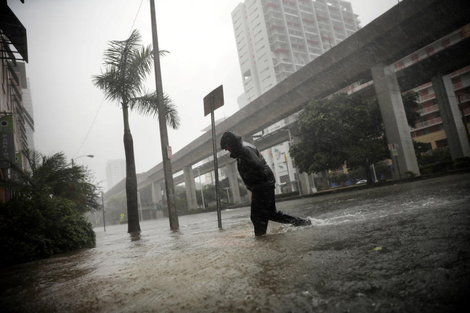 <p>Ein Mann schreitet durch das kniehohe Wasser in der Innenstadt von Miami. An manchen Orten steht das Wasser in der amerikanischen Küstenstadt sogar hüfthoch. Im kompletten Stadtgebiet galt eine Ausgangssperre bis Montagmorgen um 7 Uhr. (Bild: REUTERS/Carlos Barria) </p>