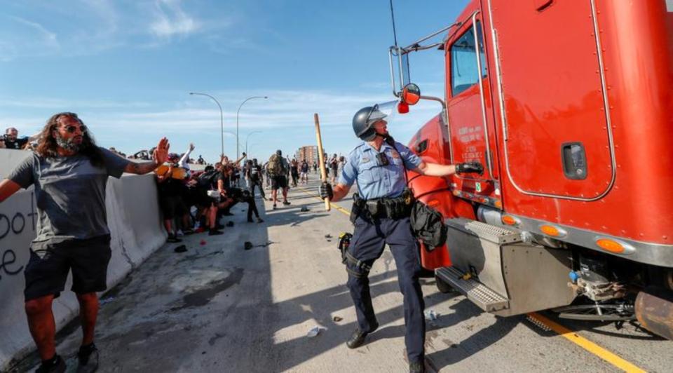 La Policía procedió inmediatamente a despejar la protesta multitudinaria. (Foto: Eric Miller / Reuters).