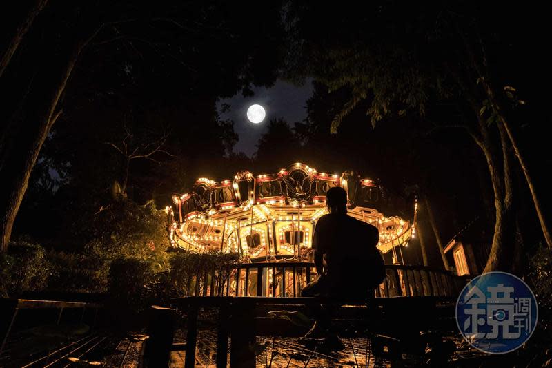 夜晚在森林間騎旋轉木馬看月亮，浪漫程度一定令人相當難忘。 
