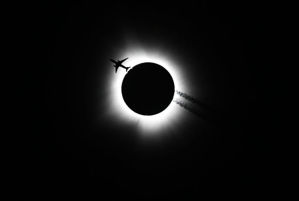 Ein Flugzeug fliegt während der Hoosier Cosmic Celebration im Memorial Stadium in Bloomington, Indiana, in der Nähe der Sonnenfinsternis vorbei. (Bobby Goddin/USA Today Network)