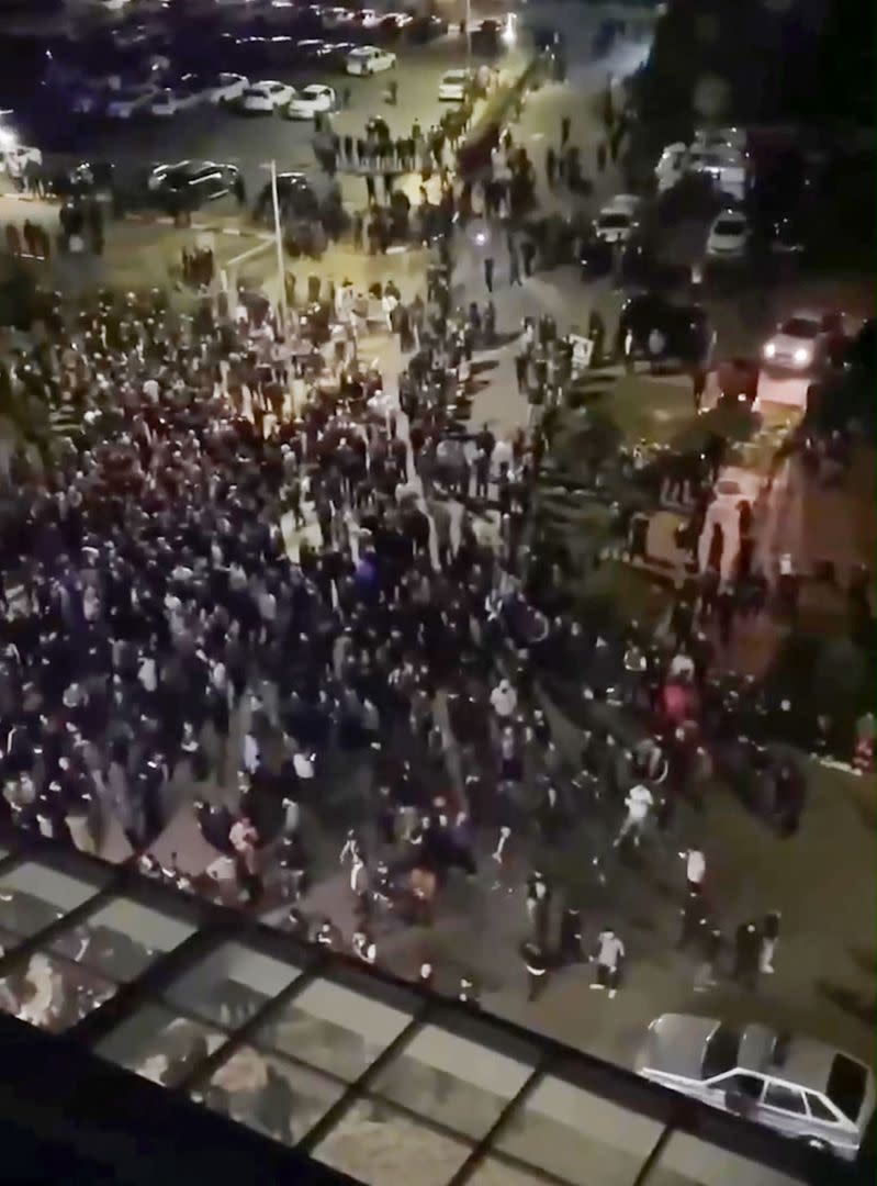 Esta captura de video publicada en el canal de Telegram @askrasul el 29 de octubre de 2023 muestra a manifestantes reunidos en un aeropuerto en Makhachkala. 