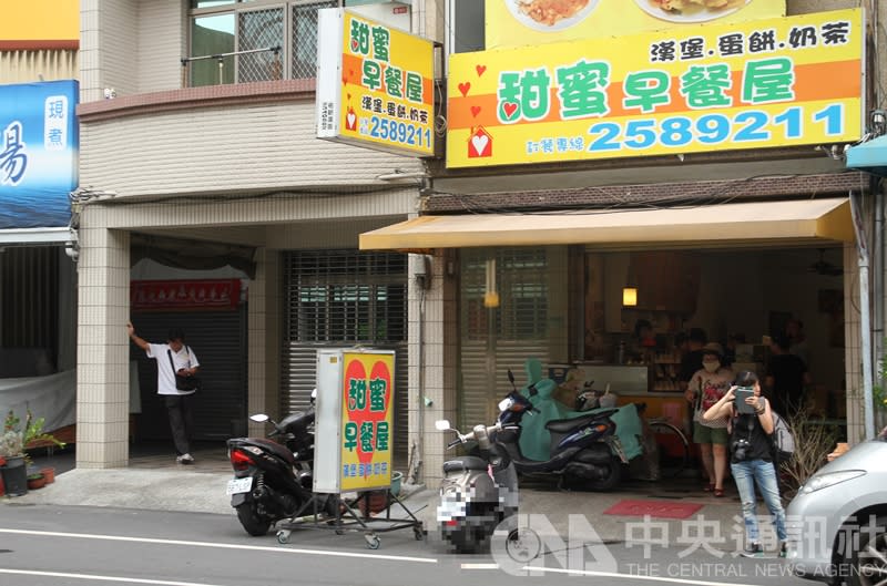 台南市2名員警17日清晨在一家早餐店前，準備逮捕通緝犯楊姓男子時遭遇抵抗，拉扯過程中一名員警的警槍遭楊男奪走。圖為案發地點的早餐店。（中央社）