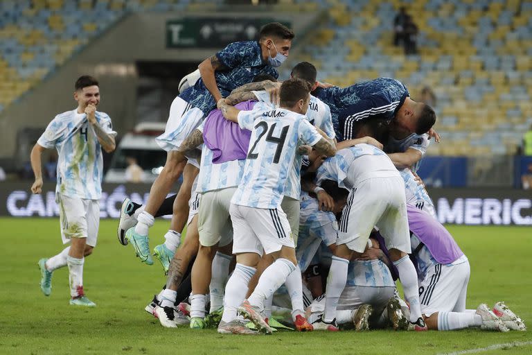 Los jugadores argentinos celebran en pleno césped del Maracaná el título de la Copa América luego del 1-0 ante Brasil.