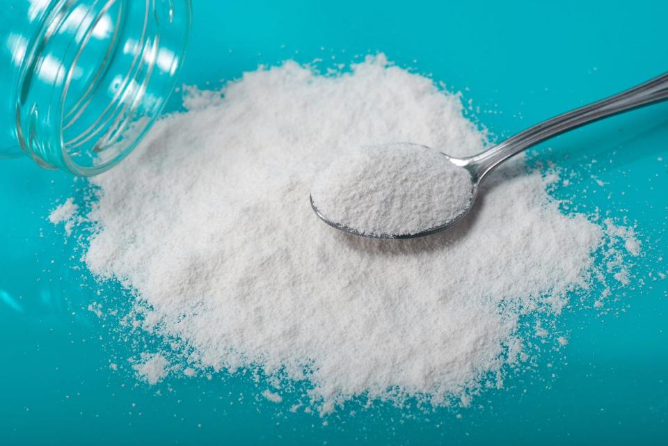 Auch Erythrit ist ein Zuckeralkohol. Das Pulver basiert auf Stärke und ist vollkommen kalorienfrei und zahnfreundlich. Im Vergleich zum Haushaltszucker hat es aber nur eine Süßkraft von etwa 70 Prozent. Und auch hier sei vor übermäßigem Verzehr gewarnt - es kann zu Durchfall kommen. (Bild: iStock / Casimiro)