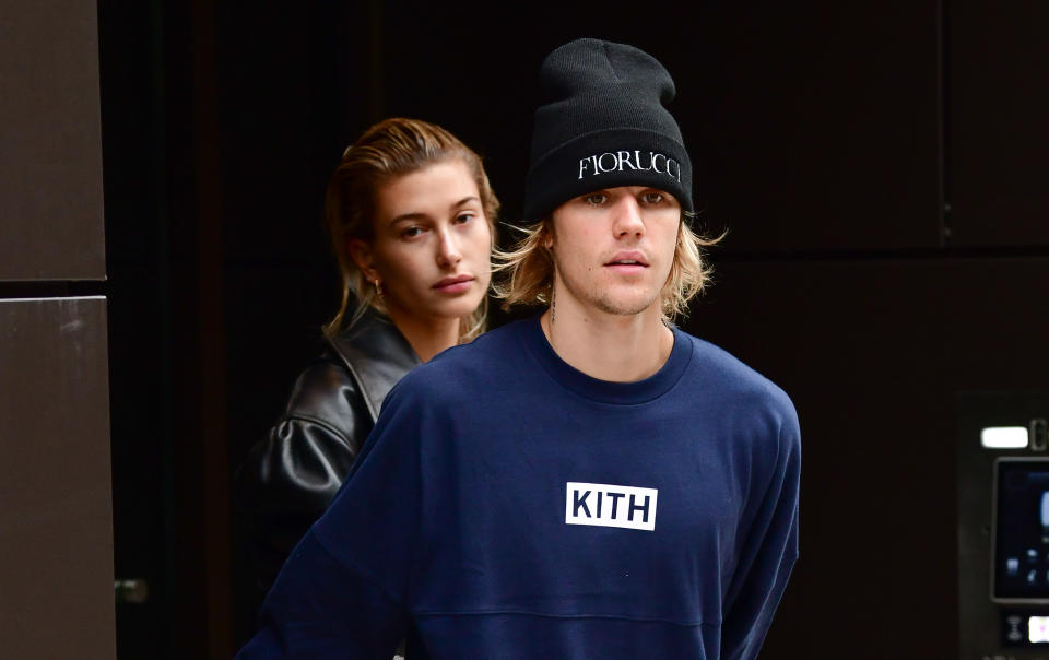 Quelques mois après leurs retrouvailles, Hailey Baldwin et Justin Bieber se marient civilement, au cours d’une cérémonie secrète à Manhattan. Avant la cérémonie religieuse organisée en septembre 2019 à Bluffton, en Caroline du Sud, le couple fait la couverture du numéro de mars 2019 de <em>Vogue</em> US. Les jeunes mariés en profitent pour faire quelques confidences sur leur nouvelle vie. "<em>Quand je l'ai revue, j'avais oublié combien je l'aimais et quel impact positif elle a eu sur ma vie</em>", explique notamment le chanteur. Hailey Baldwin laisse de son côté entendre que son couple a dû surmonter plusieurs épreuves, à commencer par les troubles dépressifs et la maladie de Lyme de son compagnon. "<em>Le mariage est quelque chose de difficile. Mais vous faites le choix de vivre avec</em>", assure-t-elle en toute sincérité. <em>(Photo by James Devaney/GC Images via Getty Images)</em>