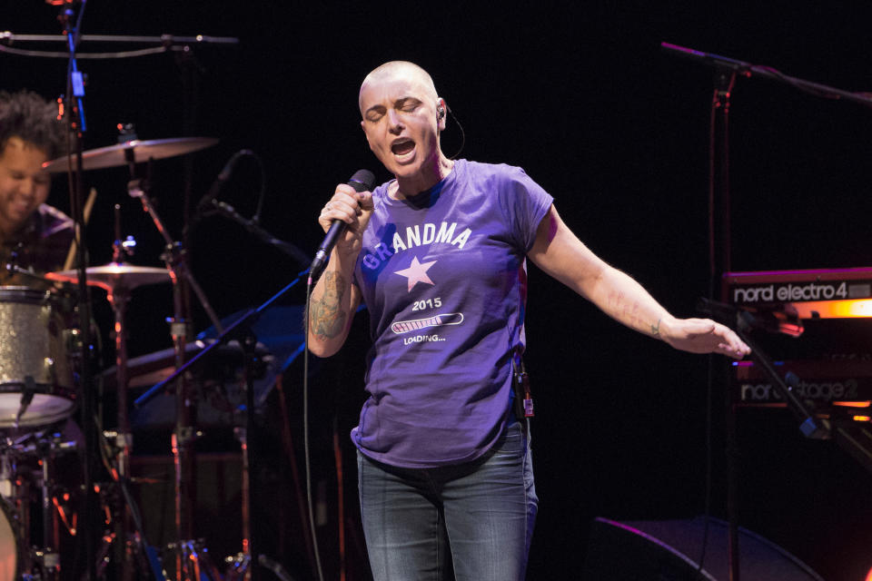 <p>En 2015, Sinéad O’Connor a lancé un appel au secours sur les réseaux sociaux, en menaçant de se suicider. Triste après l’annulation de sa tournée, elle évoquait son manque de relations avec ses proches.<br>© Rob Ball / Contributeur Getty Images </p>