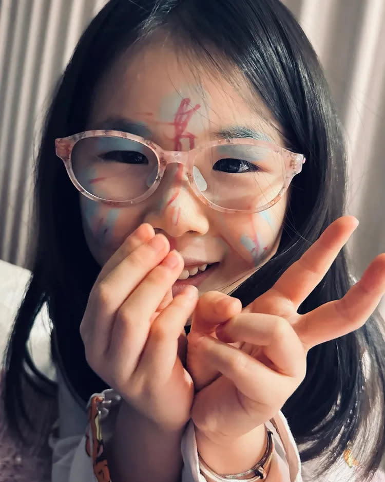 陳怡蓉被女兒半夜DIY畫鬼臉的舉動嚇到失魂地說：「誠徵收驚達人。」翻攝《陳怡蓉的官方FB》粉絲頁
