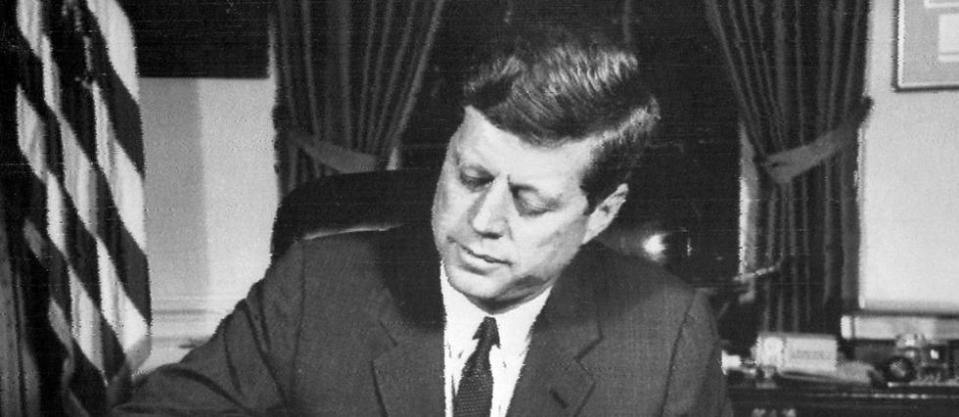 Entre 1955 et 1956, John Fitzgerald Kennedy a eu une liaison amoureuse et épistolaire avec la Suédoise  Gunilla von Post, alors qu'il était marié avec Jackie Kennedy.
