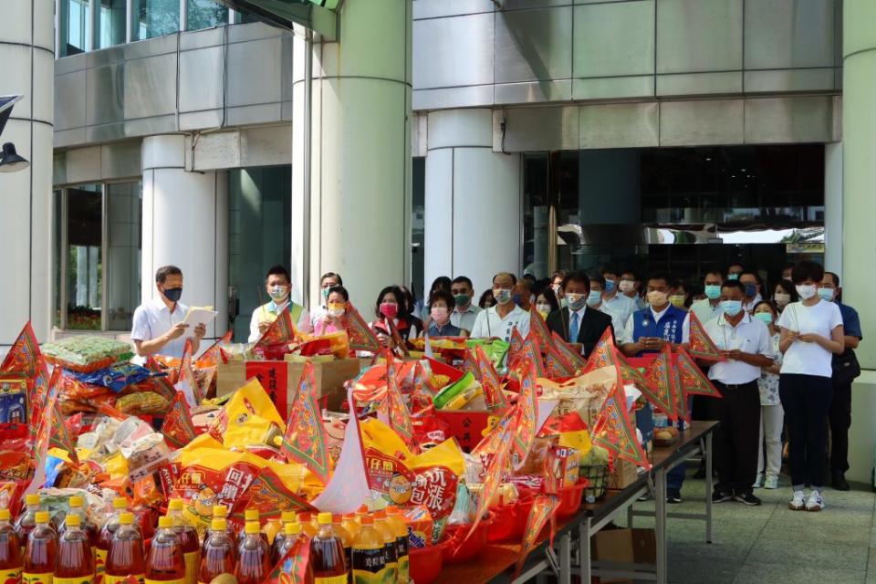 中元節將屆，台南市議會舉辦普度，祈求國泰民安。 （記者林雪娟攝）