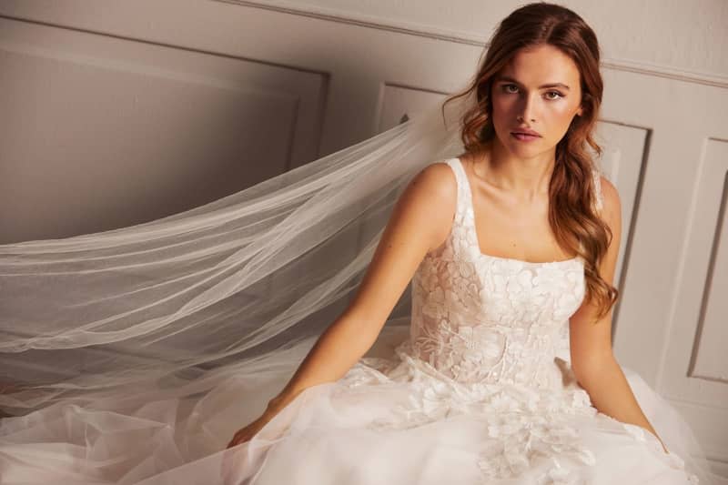 Large bows, 3D flowers, long gloves and princess looks: These are just a few of the bridal trends of 2024. A look at what what outfits are heading down the aisles this year. Passions by Lilly/dpa