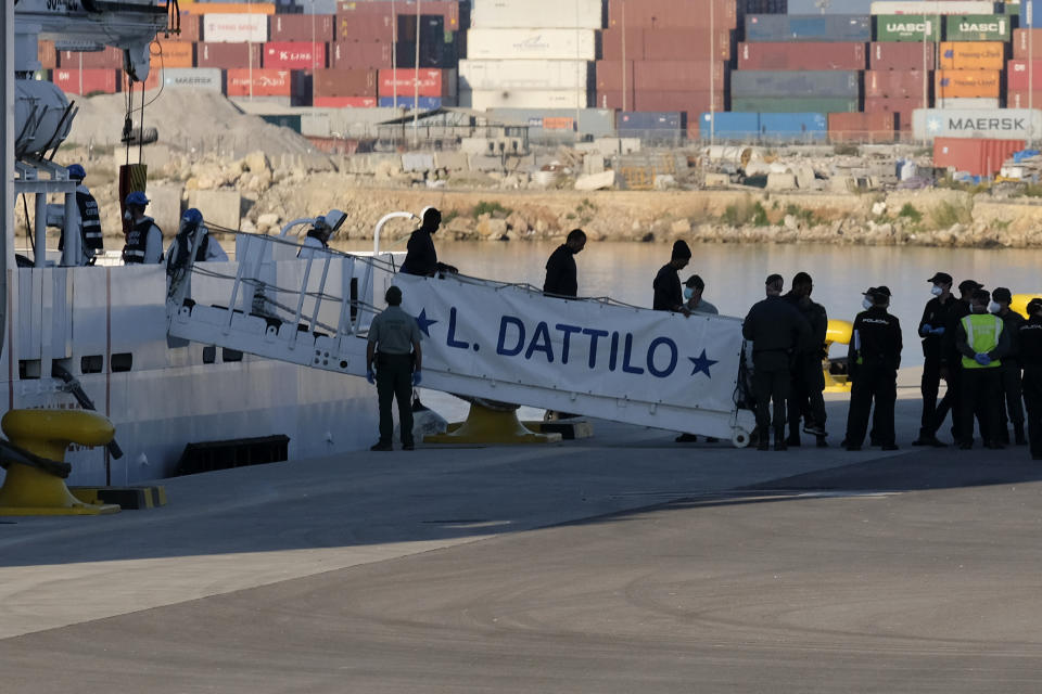 Refugees arrive in Valencia on board the Aquarius