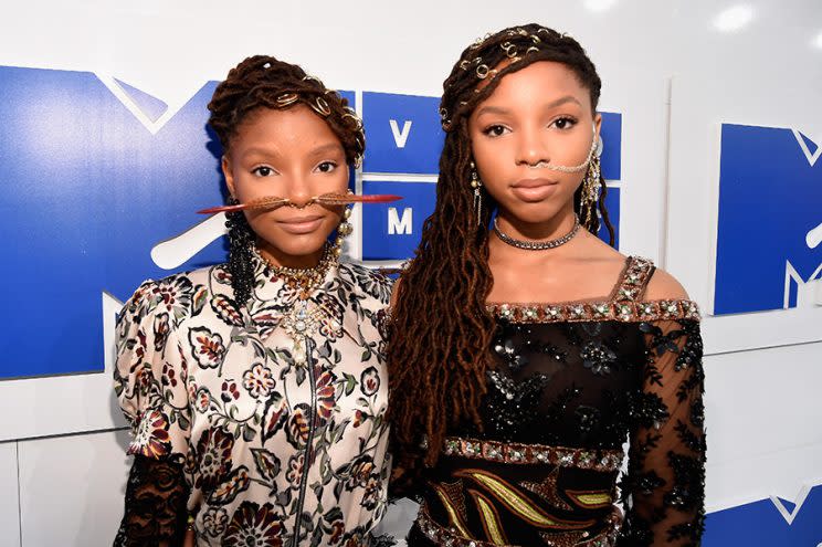 Chloe and Halle Bailey wore hair rings on the MTV VMAs red carpet. (Photo: Getty) 