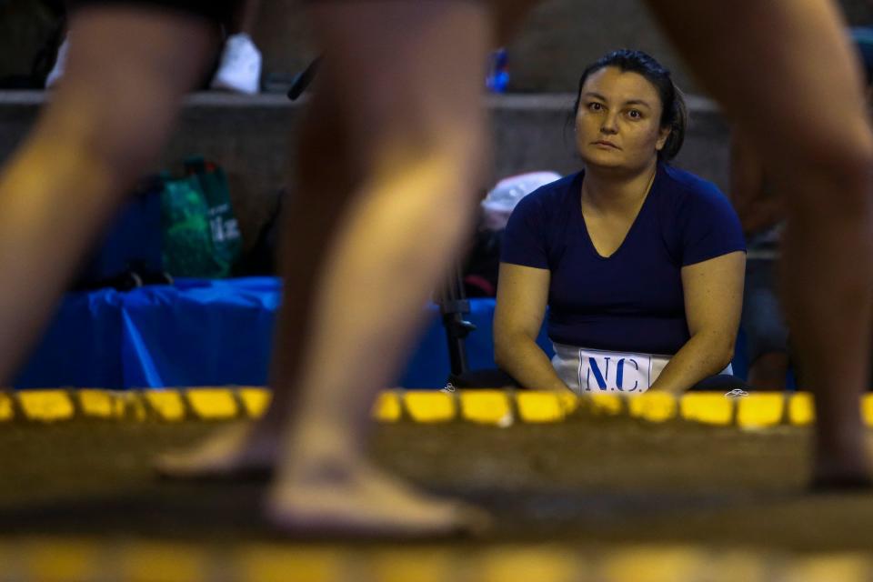 La luchadora de sumo brasileña Luciana Watanabe observa un combate de campeonato brasileño de sumo, clasificatorio para el campeonato sudamericano, en Sao Paulo, Brasil, el 12 de marzo de 2023. (Foto de MIGUEL SCHINCARIOL/AFP vía Getty Images)