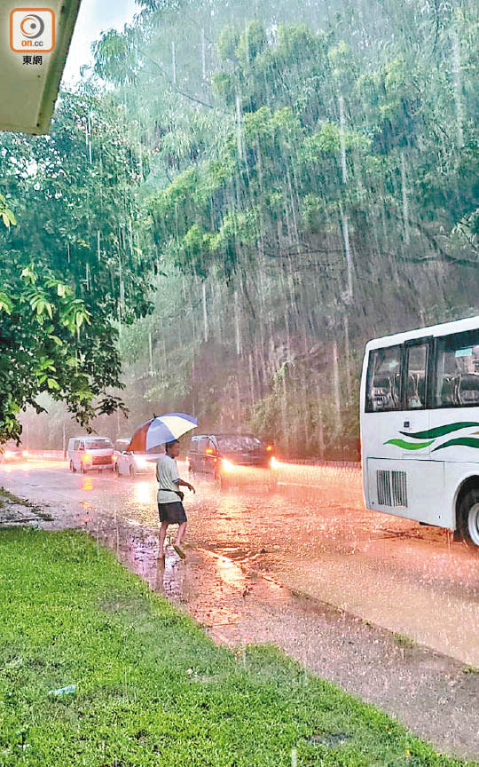 大嶼山：市民冒雨涉足而行，驚險萬分。