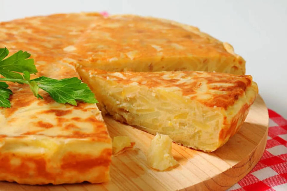 Una cena muy fácil de preparar, de una sola tortilla española se pueden servir varias porciones. / Foto: iStock