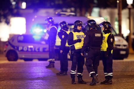 Policías asegurando los Campos Elíseos tras un tiroteo en París, abr 20, 2017. Un policía murió el jueves y otro resultó herido en un tiroteo en el centro de París, un evento que el organismo de seguridad dijo que podría tratarse de un "acto terrorista". REUTERS/Christian Hartmann