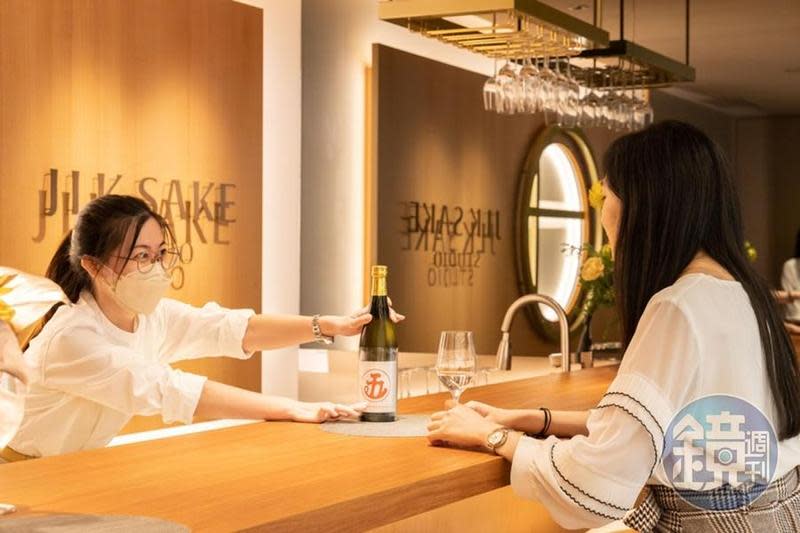 「仲酣（JLK SAKE STUDIO）」規劃開放式吧台，可品飲單杯酒，價格落在100元上下，相當親民。