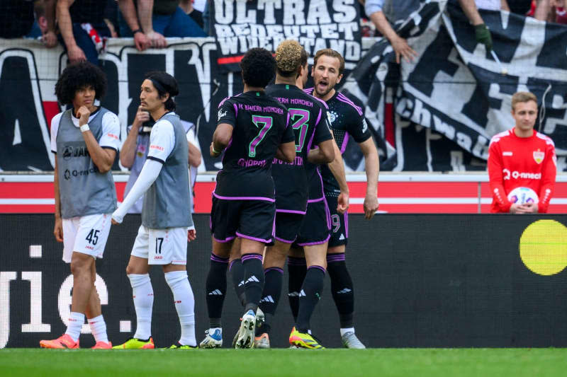 Munich's Harry Kane (R) celebrates scoring his side's first goal with team mates during the German Bundesliga soccer match between VfB Stuttgart and Bayern Munich at MHPArena. Tom Weller/dpa