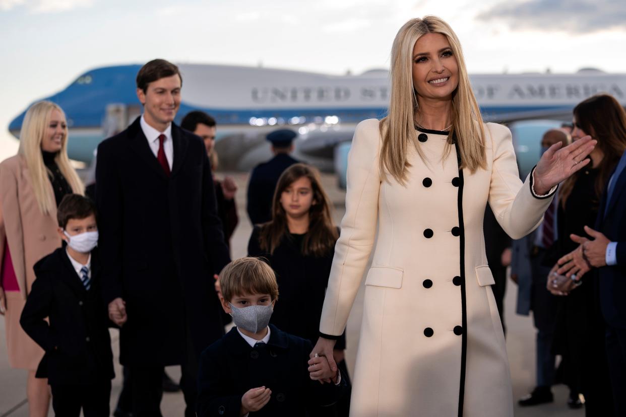 <p>Ivanka Trump, asesora principal del presidente Trump, Jared Kushner, asesor principal de la Casa Blanca, y sus hijos llegan a una ceremonia de despedida en la base conjunta Andrews, Maryland, EE. UU., 20 de enero de 2021. El presidente de EE. UU., Donald J. Trump, no asistirá a la inauguración ceremonia del presidente electo Joe Biden. Biden ganó las elecciones del 3 de noviembre de 2020 para convertirse en el 46o presidente de los Estados Unidos de América. </p> (EPA / Stefani Reynolds / PISCINA)